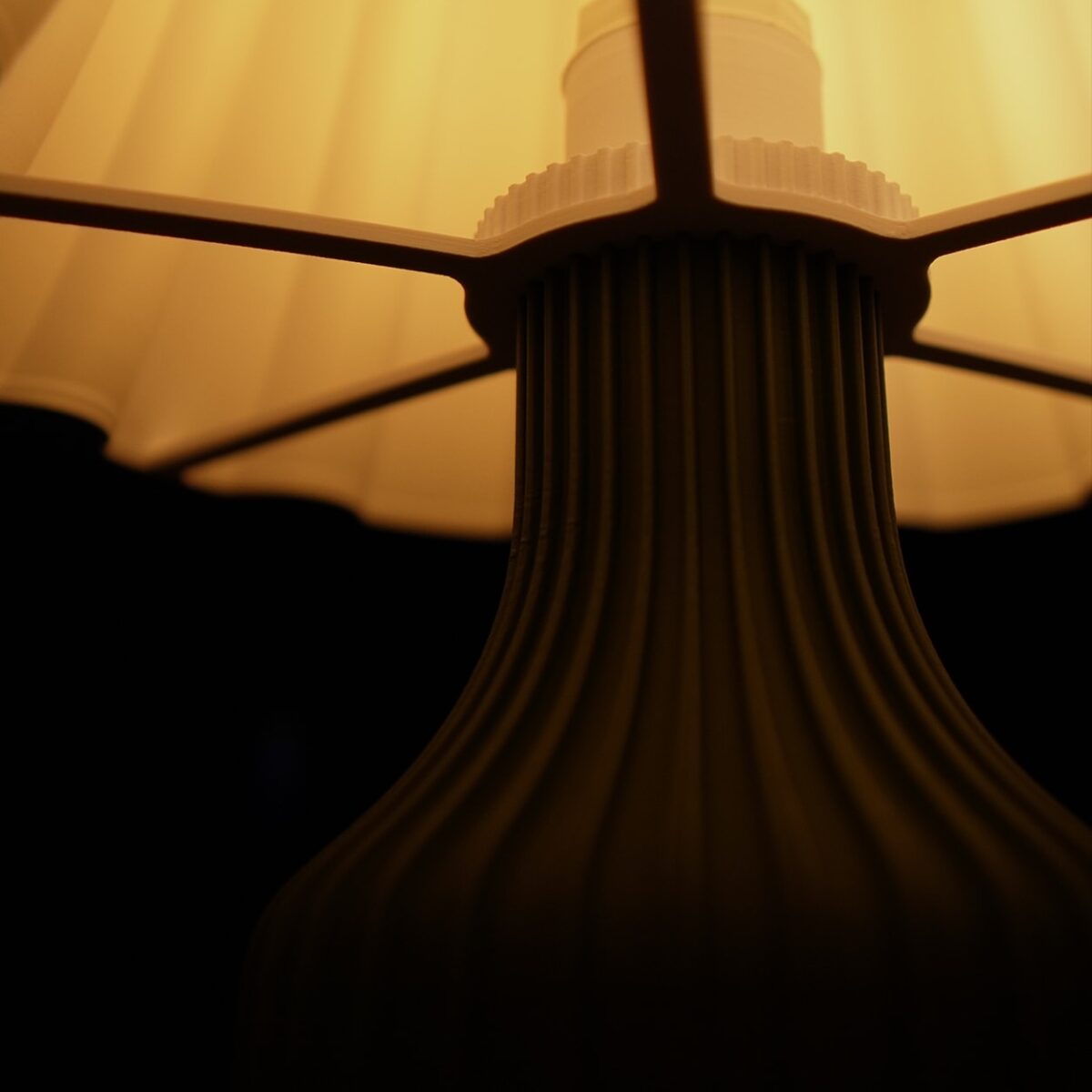 Abajur de Mesa Clássico Base Canelada LED - Clarté Cannelure - Verde Oliva - Imagem 4