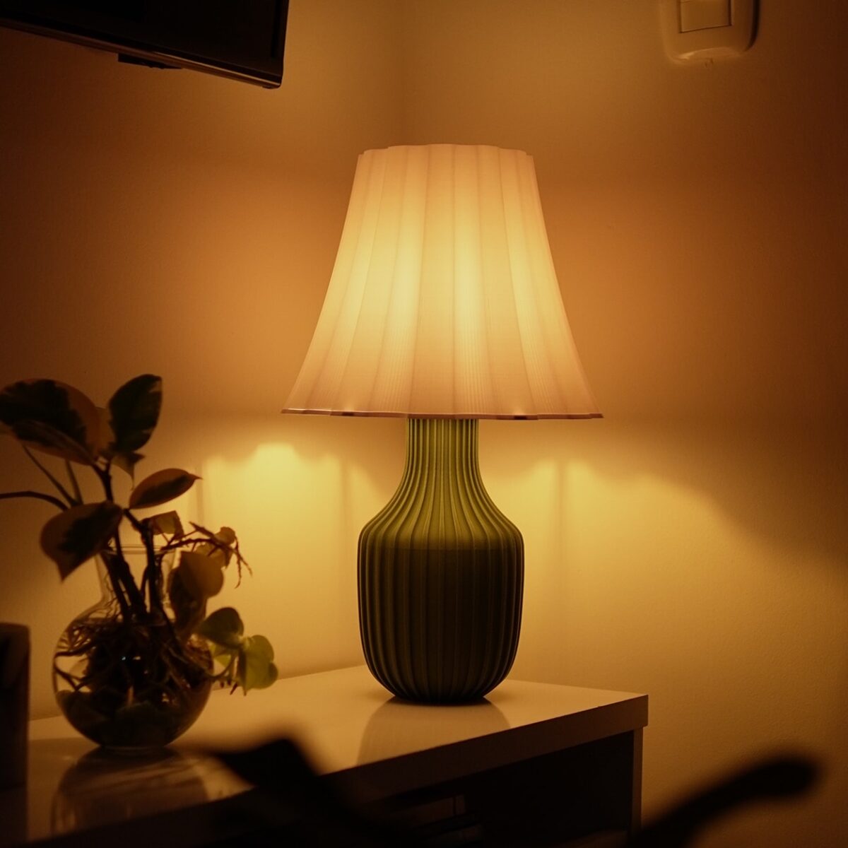 Abajur de Mesa Clássico Base Canelada LED - Clarté Cannelure - Verde Oliva - Imagem 3