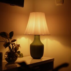 Abajur de Mesa Clássico Base Canelada LED - Clarté Cannelure - Verde Oliva - Imagem 3