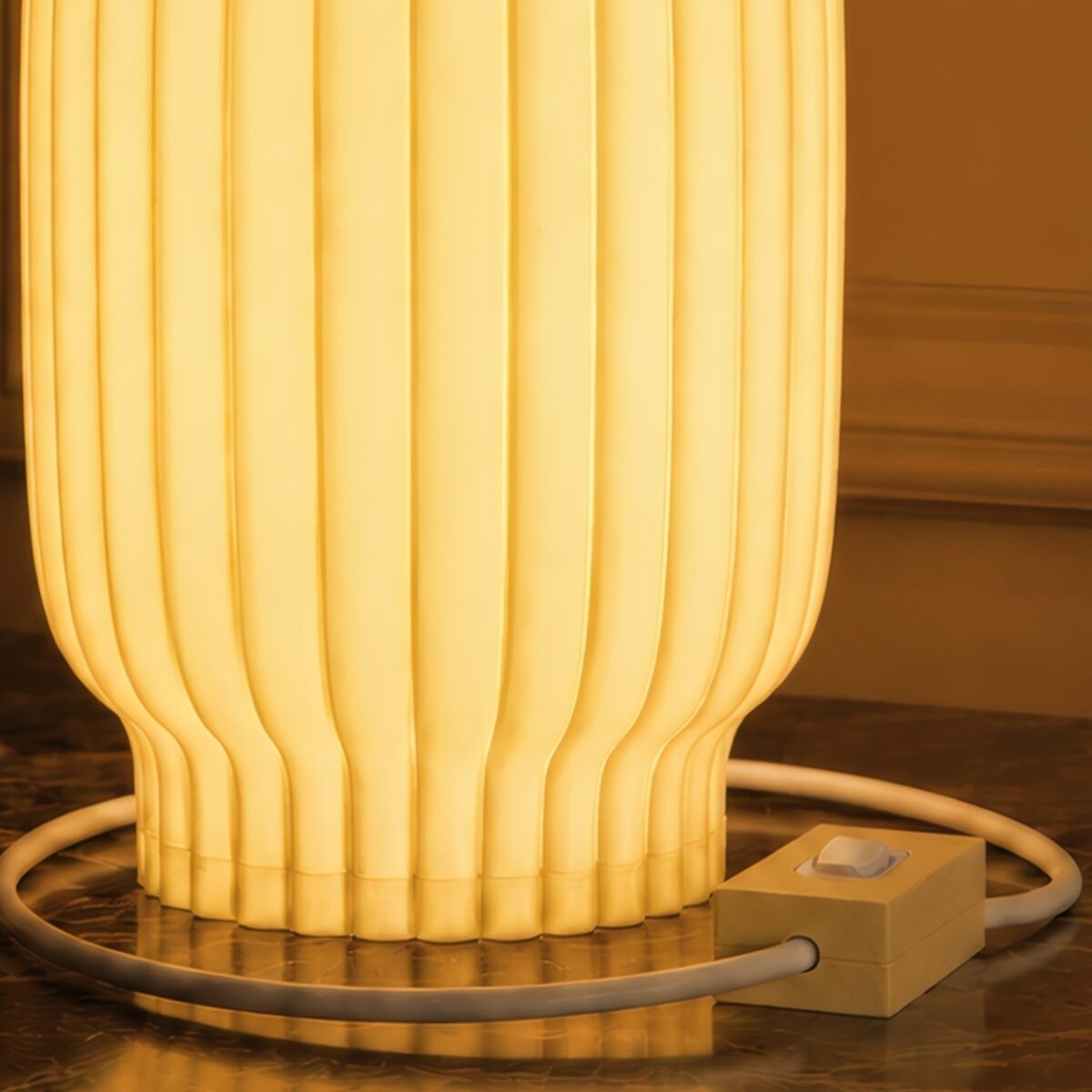 Luminária de Mesa Decorativa Formato Ânfora LED - Veline Lumina - Amarelo - Imagem 4