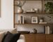 Estante decorada com livros, vasos e textura natural em ambiente acolhedor