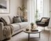 Sala pequena com sofa neutro, poltrona leve e composicao acolhedora