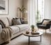 Sala pequena com sofa neutro, poltrona leve e composicao acolhedora