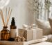 Kit aromatizador para presente com difusor, home spray e caixa neutra sobre bandeja