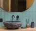 Lavabo cheiroso e decorado com difusor de varetas sobre bancada de madeira