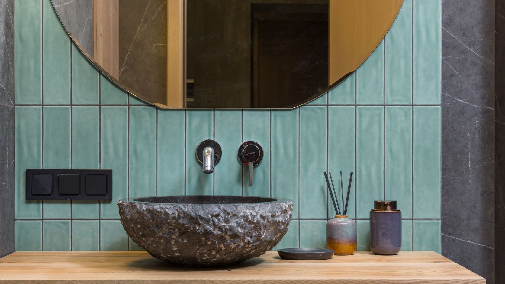 Lavabo cheiroso e decorado com difusor de varetas sobre bancada de madeira